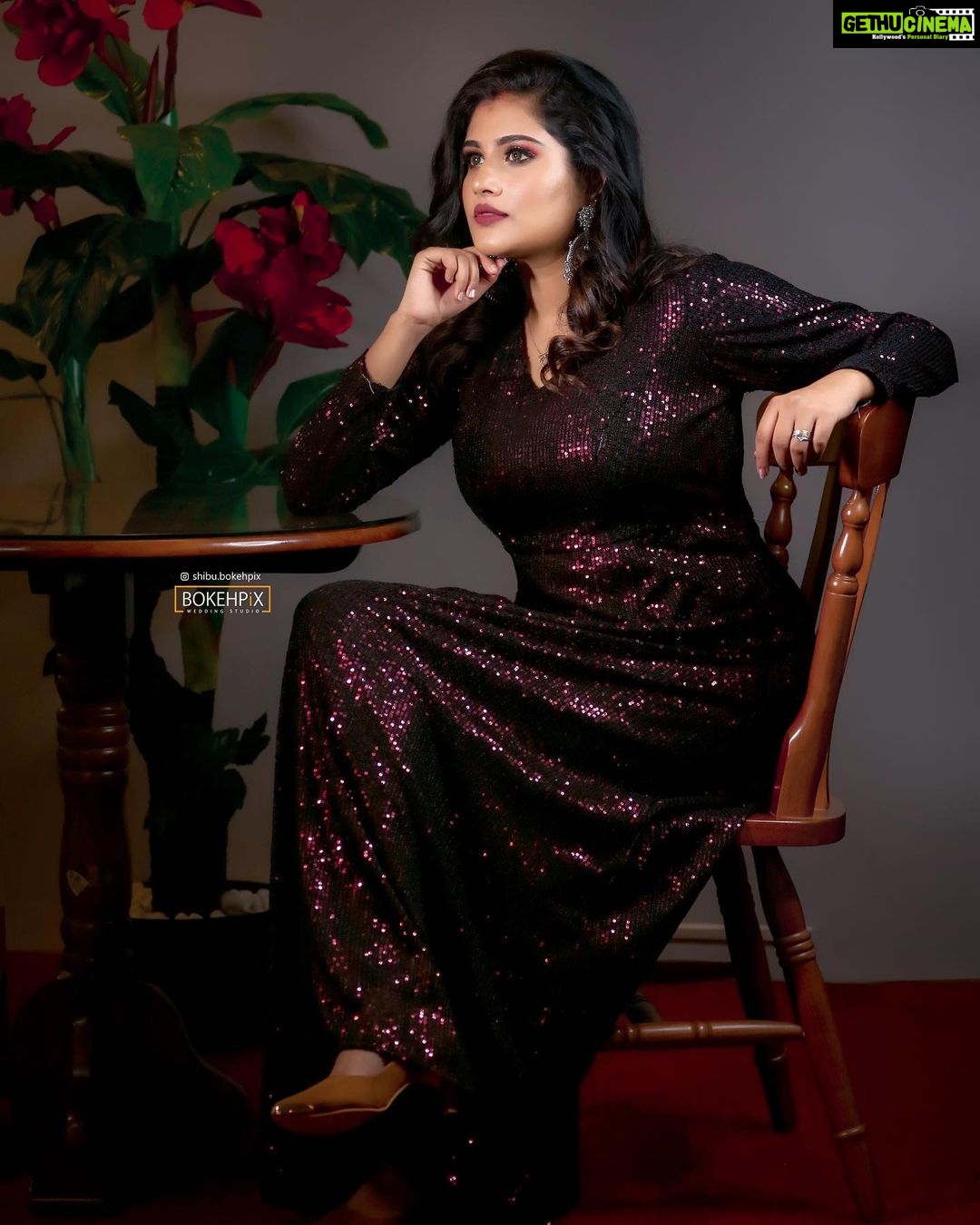 Alina Padikkal Instagram - ✨its glittery ✨ @nadiarahimdesigns . @roshnistvm @kaya_online_ @nithinju @sksreez @shibu.bokehpix 📸