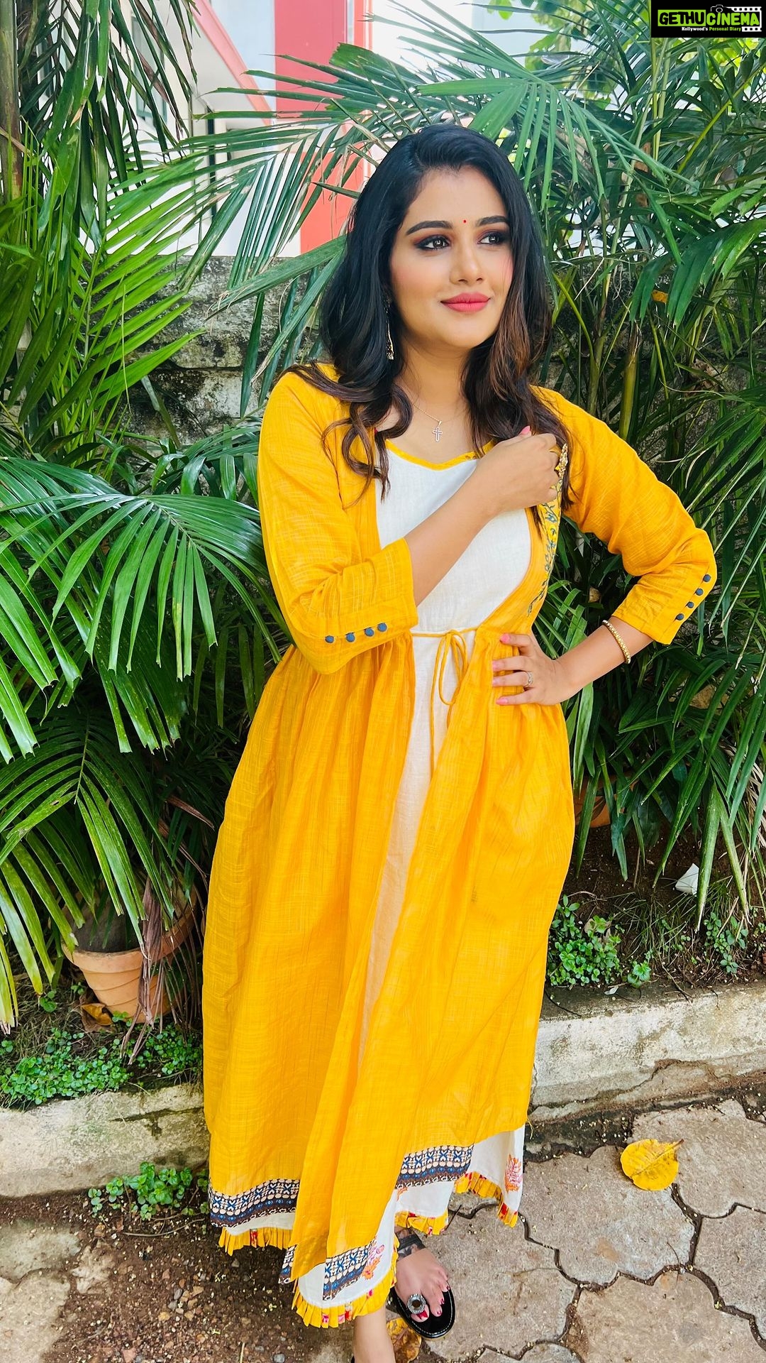 Alina Padikkal Instagram - ✨Alina✨ Muse: @alina.padikkal Hair and makeup: @brahma_hairandmakeup Outfit: @divyadisa.couture Stylist: @nithinju @sksreez #alinapadikkal #trendingreels #mehbooba #reelsinstagram #reels #makeupartist Trivandrum, India