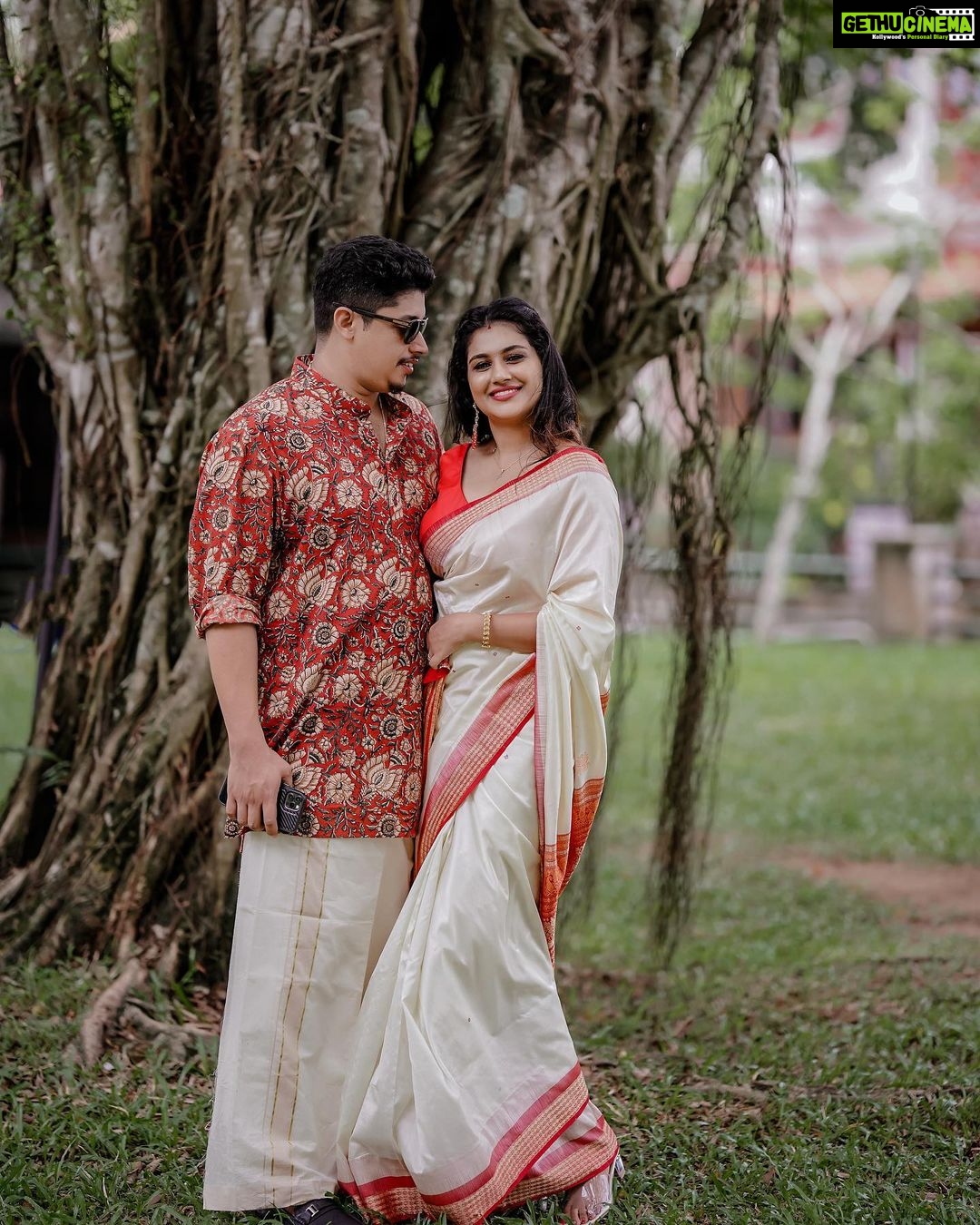 Alina Padikkal - 10.8K Likes - Again US ❤️ Mr&Mrs ROHIT
Mr costume: @babe_by_minnumaria
Mrs blouse : @babe_by_minnumaria
Mrs saree : @bindu.philipose
@aleena.makeupartist @sudhiar.hairandmakeup
@nithinju @sara_sabitha ❤️