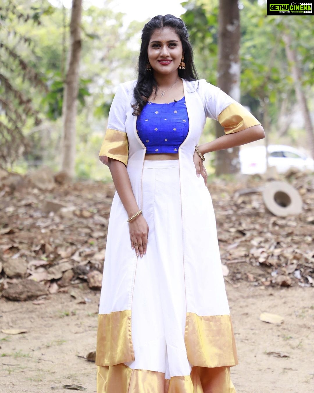 Alina Padikkal Instagram - എല്ലാകൂട്ടുകാർക്കും നന്മ നിറഞ്ഞ ഒരു വിഷു ആശംസിക്കുന്നു ഒപ്പം സമ്പൽസമൃതിയാർന്ന ഒരു വർഷമാകട്ടെ ഇതെന്ന് പ്രാർത്ഥിക്കുന്നു Costume @niharikabyarya Stylist @santhoshpattambi_725 Mua @aleena.makeupartist Hair @sara_sabitha Camera @amalog.in Special mention @anusharajendran8 for last minute styling 🫶🏼