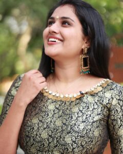 Alina Padikkal Instagram - Decided to make it raw.!
Simple homely ONAM❤️

Moments captured @santhoshkallikkadan 
Costume @santhoshpattambi_725
