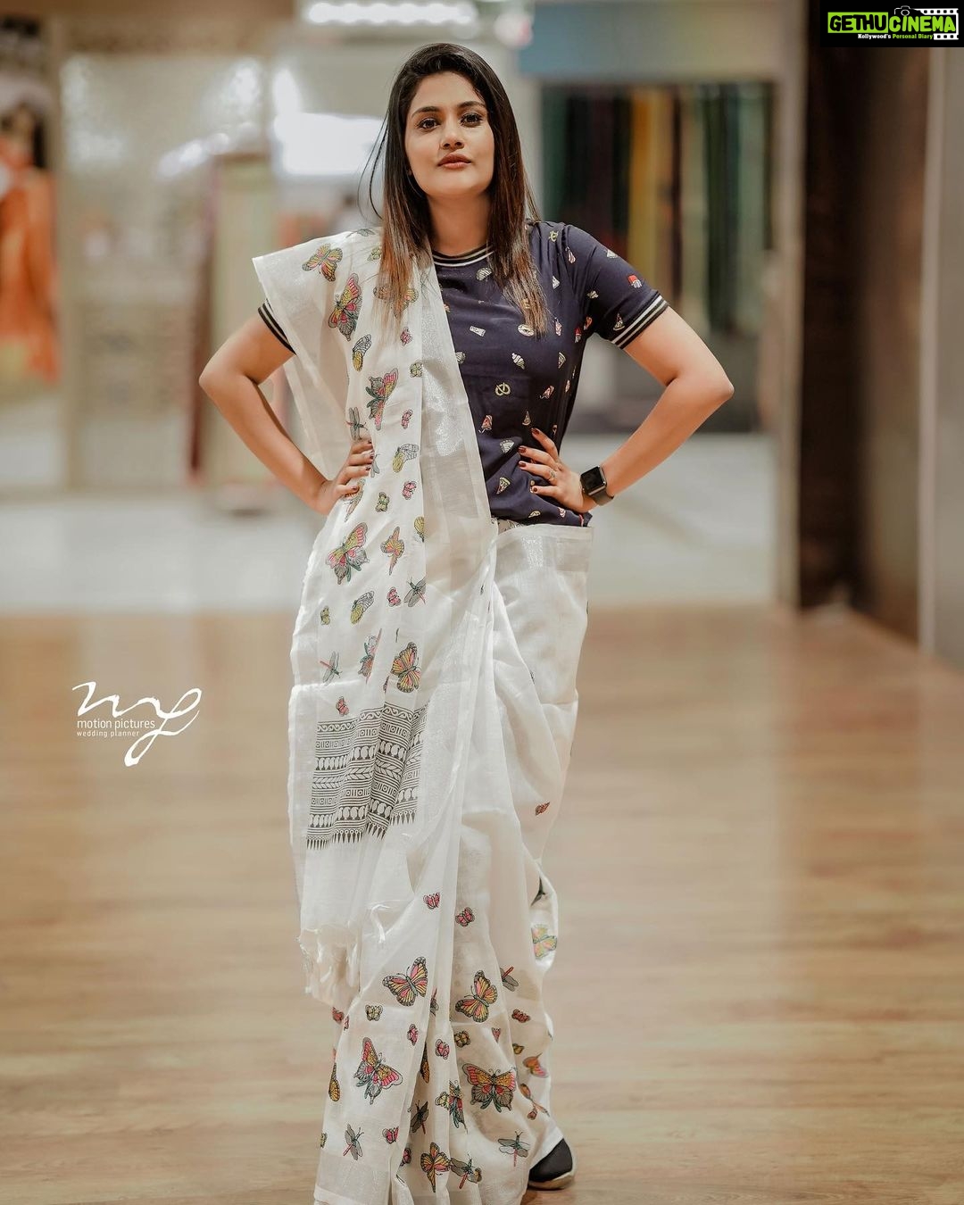 Alina Padikkal Instagram - I had butterflies in and out 🦋 best linen saree with my fav top 😇 An iridescent vision of beauty incorporated with elegance, Seematti the Inside Hunt, is a saga that is weaved with the ebullience of sheer craftsmanship merged with exotic designs. Experience luxury and fashion in the most finest and simplest way! The exuberant and vibrant collection in Seematti has left me in awe!! Don't wait for long, as the festival collection is till Jan 15th only. Avail surprise gifts from Seematti by taking a screenshot of the code that is added in this post. . . @seemattitextiles . . #insideseematti #seematti