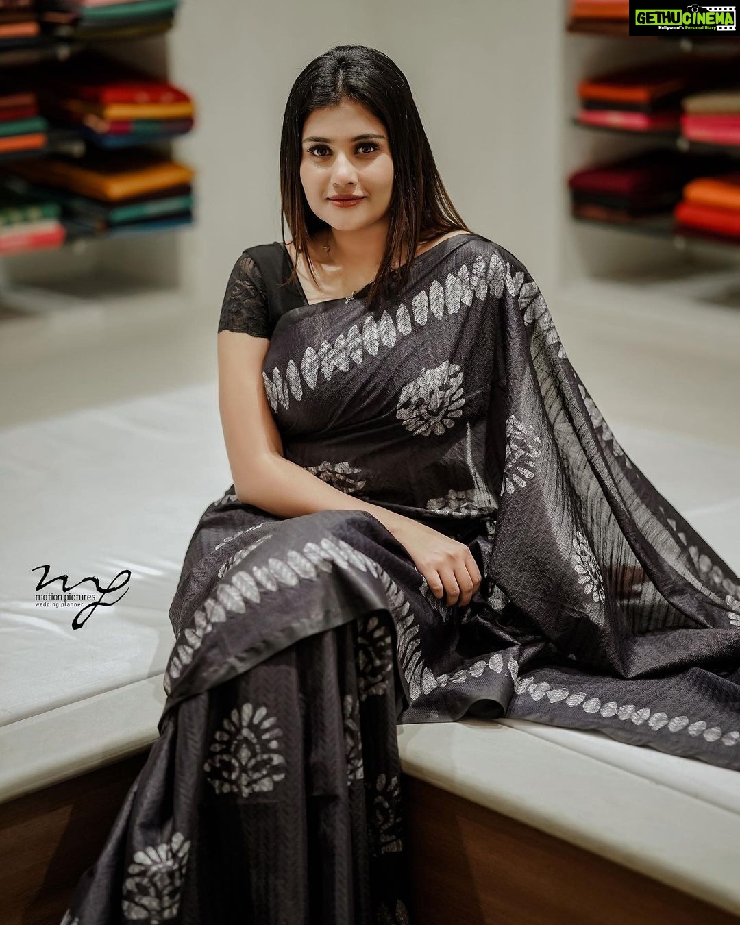 Alina Padikkal Instagram - 🚨 gift code alert.! Till JAN 15th An iridescent vision of beauty incorporated with elegance, Seematti the Inside Hunt, is a saga that is weaved with the ebullience of sheer craftsmanship merged with exotic designs. Experience luxury and fashion in the most finest and simplest way! The exuberant and vibrant collection in Seematti has left me in awe!! Don't wait for long, as the festival collection is till Jan 15th only. Avail surprise gifts from Seematti by taking a screenshot of the code that is added in this post. . . @seemattitextiles . . #insideseematti #seematti Along with @motionpictures_weddings @aleena.makeupartist