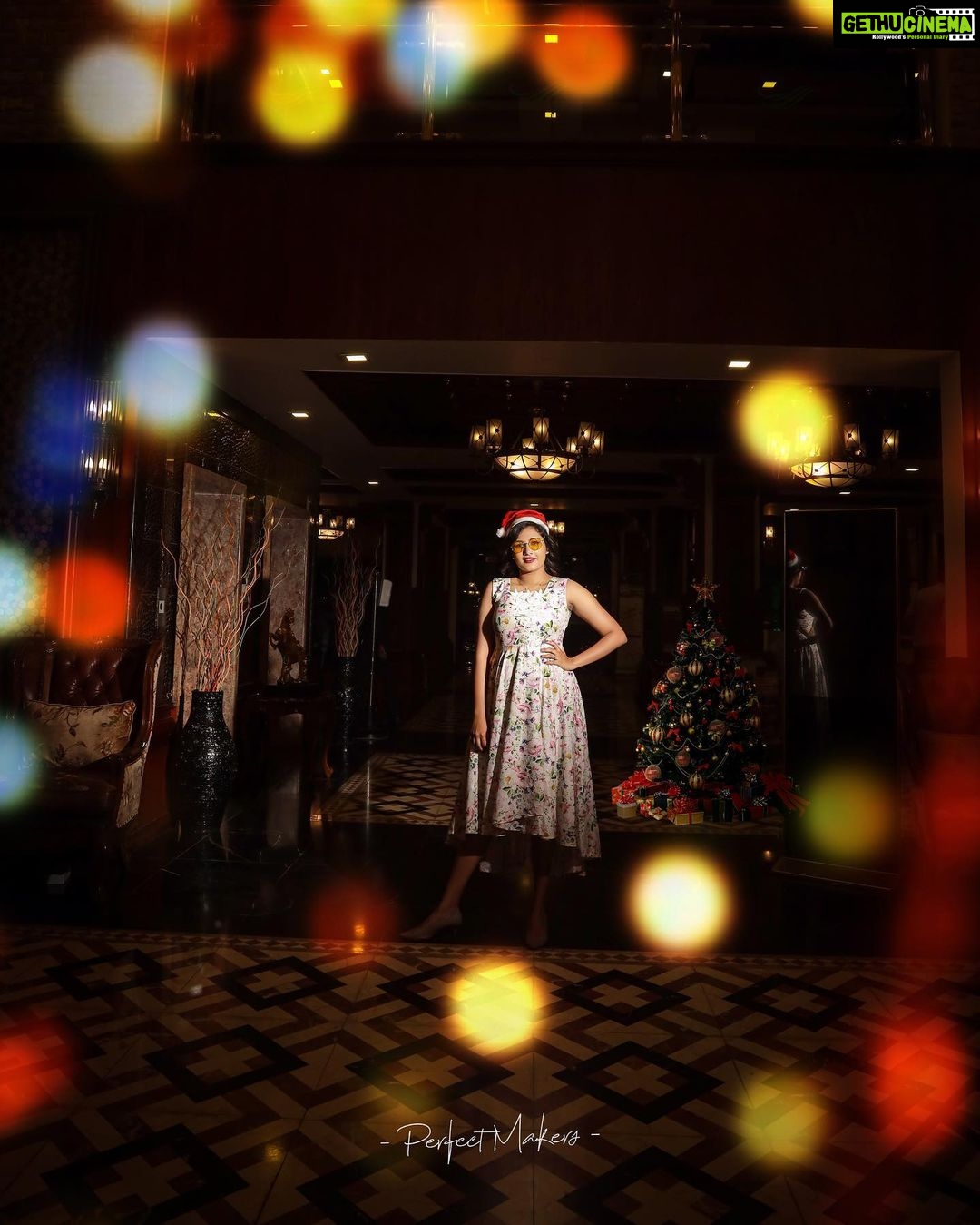 Alina Padikkal Instagram - Leave a lil sparkle wherever you go.! Merry Christmas ❤️🎄 Costume : @celebrate_with_latha_surej MUA : @aneeshcbabu Pic : @perfect_makers P.A : @sksreez Lake Palace Hotel Kadinamkulam Trivandrum