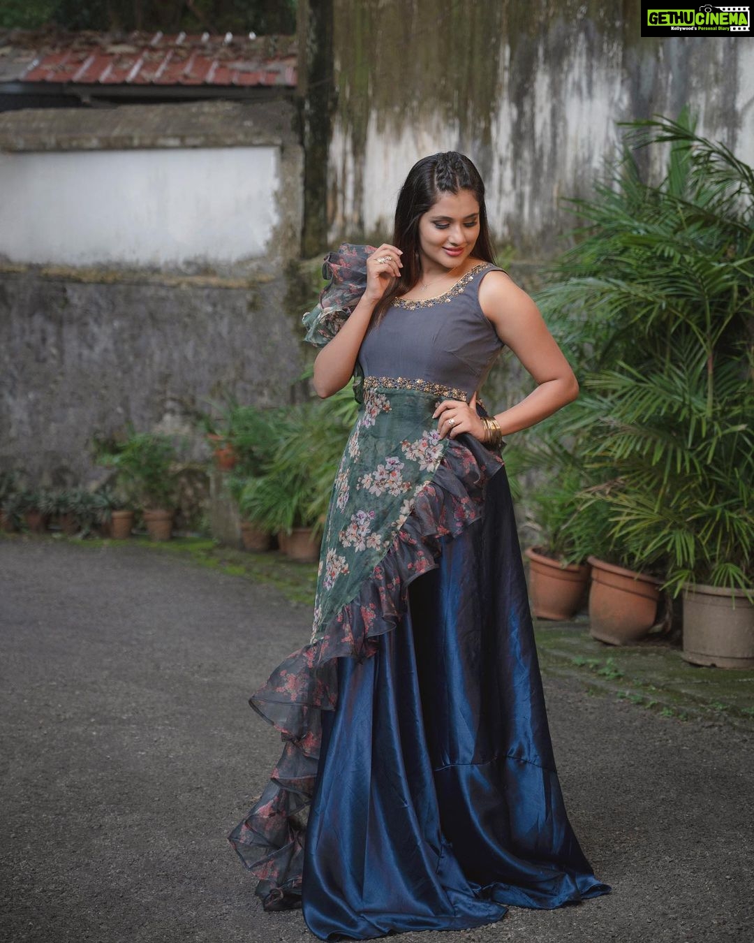 Alina Padikkal Instagram - The sky and the sea .. open space .! 🫐🦋 Costume: @divyadisa.couture Accessories: @kaya_online_ Makeup : @aneeshcbabu Stylist: @nithinju & @sksreez Camera : @_bibi_photography