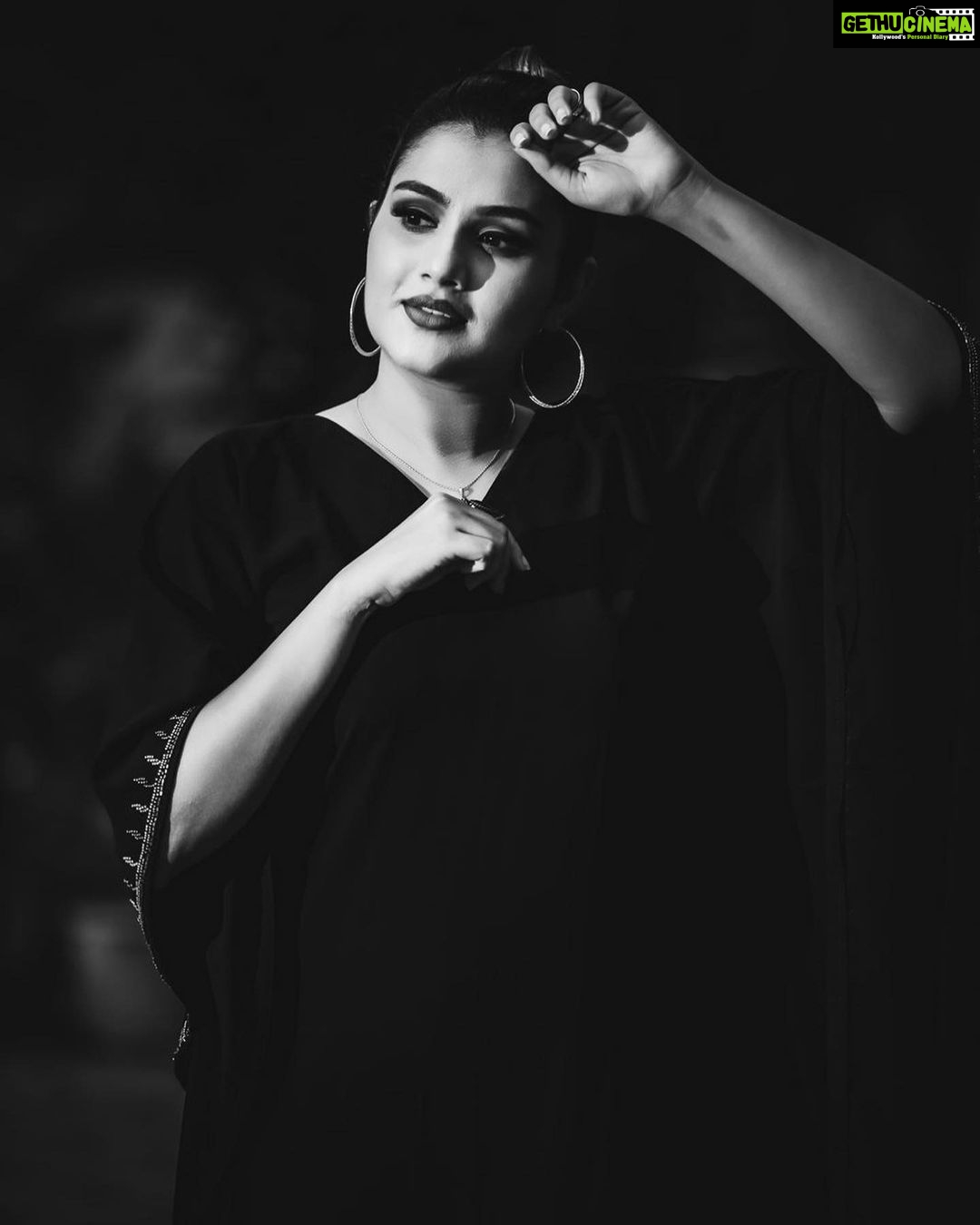 Alina Padikkal Instagram - BLACK 🖤 the darkness in me.! Just like most of us.. my favourite Color Costume : @babe_by_minnumaria Makeup : @aneeshcbabu Camera : @focusiweddingstudio Stylist : @nithinju @sksreez Earring : @kaya_online_