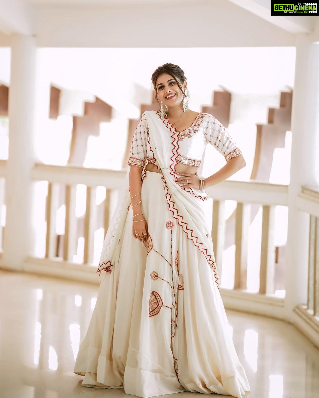 Alina Padikkal Instagram - Just a bit of traditional look.! From @houseofemkay Accessories @kaya_online_ Styled by @tharunya_vk Mua @aleenaalphonse @sara_sabitha 📸 @ambu_ramesh @mukesh_radhakrishnan_nair Team @motionpictures_weddings @vishnu_thachan #weddingphotography #photographylovers #photoshoot #biggboss Guruvayur Kerala India