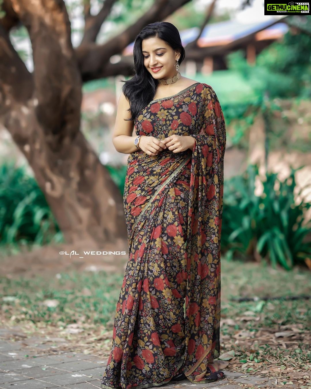 Alphy Panjikaran Instagram - Trust is fragile Don’t break it Once broken it will Never come back in it’s original shape 🤫 @chakitha_designs @lal_weddings #happiness #peace #trust #work #noexcuses #workiswork #nofilter #saree #love #black #instagood #instagram #instafashion #explorepage #explore #trending #malikappurammovie #reels #picoftheday #friday #waiting #weekend Panampilly Nagar