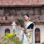 Alphy Panjikaran Instagram - എല്ലാവർക്കും ഹൃദയം നിറഞ്ഞ വിഷു ആശംസകൾ ❤️🌼 Happy Vishu🌼🥳 Mua: @makeover_by_suresh_krishna PC: @3leaf_photography Costume: @ar_handlooms_kuthampully #vishu #happy #saturday #festival #picoftheday