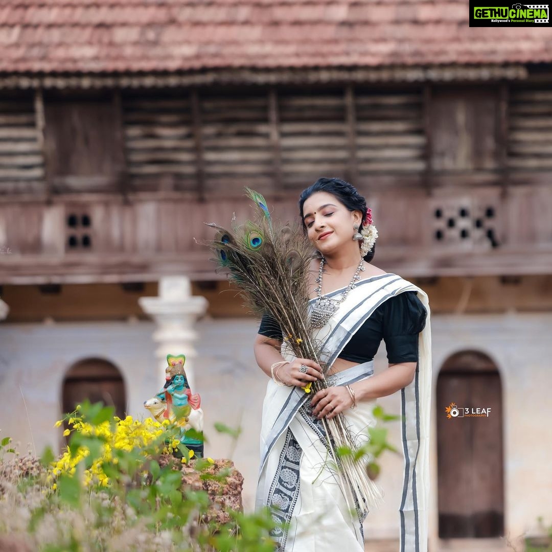 Alphy Panjikaran Instagram - എല്ലാവർക്കും ഹൃദയം നിറഞ്ഞ വിഷു ആശംസകൾ ❤️🌼 Happy Vishu🌼🥳 Mua: @makeover_by_suresh_krishna PC: @3leaf_photography Costume: @ar_handlooms_kuthampully #vishu #happy #saturday #festival #picoftheday
