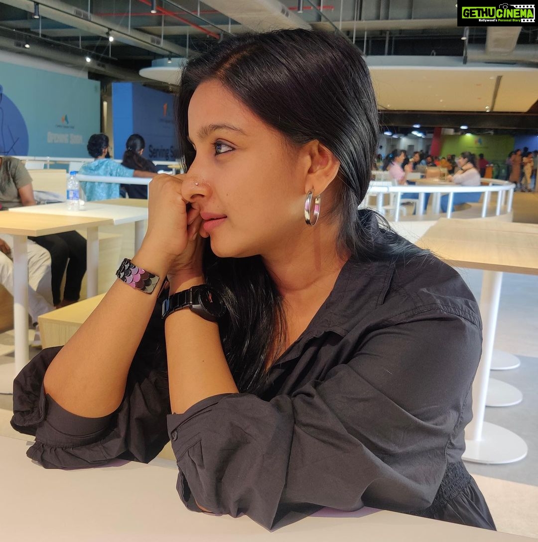Alphy Panjikaran Instagram - Be happy🦋 Be bright🌼 Be you🕊 @an._____u 📸 #happiness #wednesday #weekday #movie #time #enjoy #withfriends #picoftheday #black #love #peace #life #kochi #kochidiaries central square mall, M. G. Road