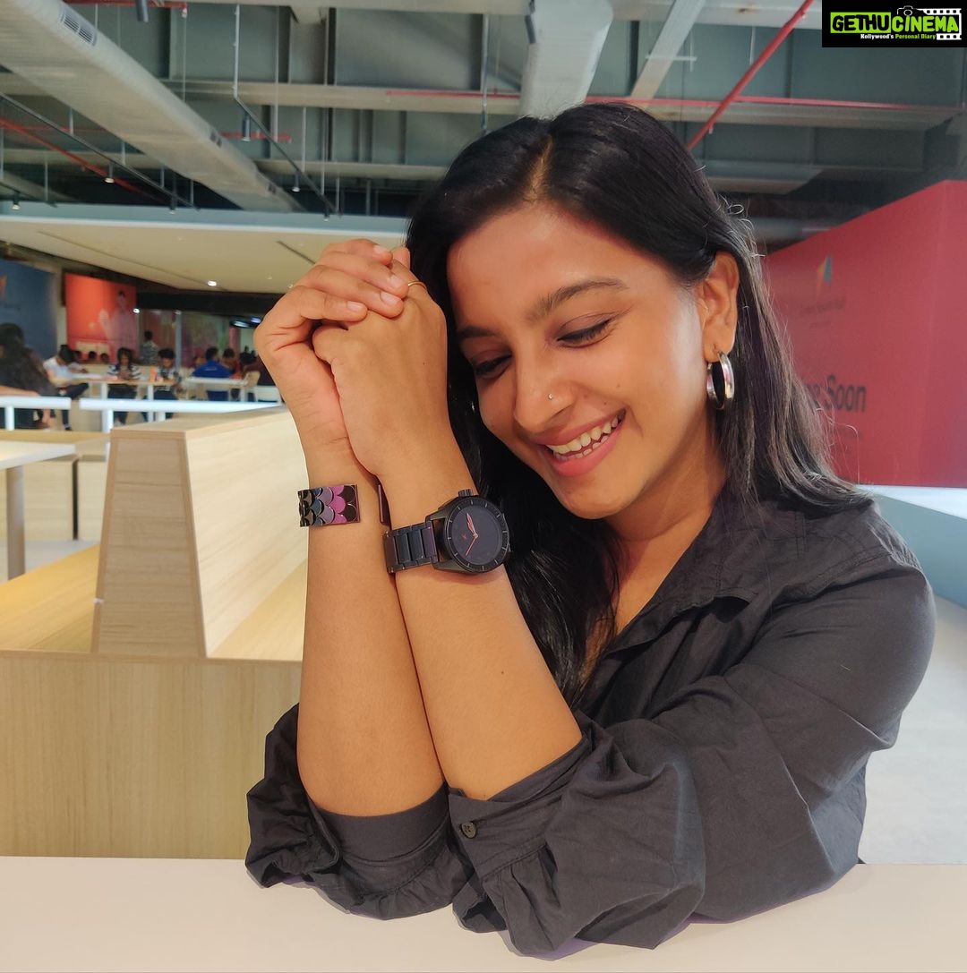 Alphy Panjikaran Instagram - Be happy🦋 Be bright🌼 Be you🕊 @an._____u 📸 #happiness #wednesday #weekday #movie #time #enjoy #withfriends #picoftheday #black #love #peace #life #kochi #kochidiaries central square mall, M. G. Road