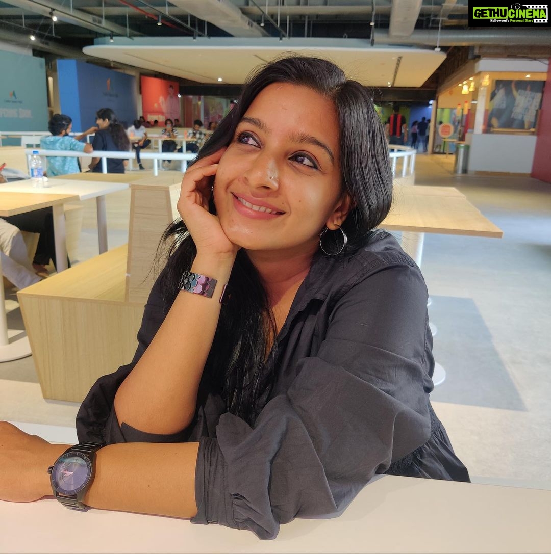 Alphy Panjikaran Instagram - Be happy🦋 Be bright🌼 Be you🕊 @an._____u 📸 #happiness #wednesday #weekday #movie #time #enjoy #withfriends #picoftheday #black #love #peace #life #kochi #kochidiaries central square mall, M. G. Road