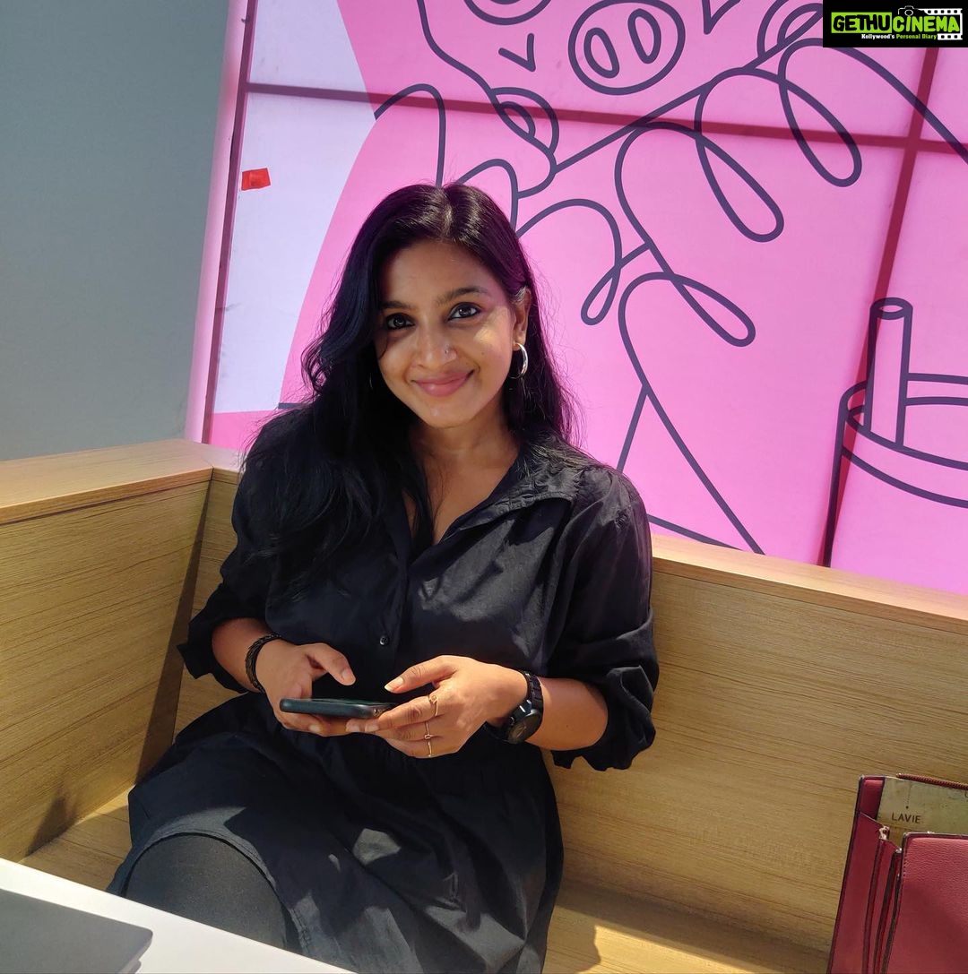 Alphy Panjikaran Instagram - Be happy🦋 Be bright🌼 Be you🕊 @an._____u 📸 #happiness #wednesday #weekday #movie #time #enjoy #withfriends #picoftheday #black #love #peace #life #kochi #kochidiaries central square mall, M. G. Road