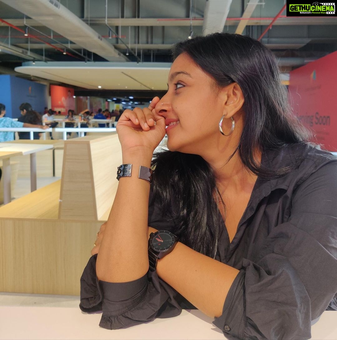 Alphy Panjikaran Instagram - Be happy🦋 Be bright🌼 Be you🕊 @an._____u 📸 #happiness #wednesday #weekday #movie #time #enjoy #withfriends #picoftheday #black #love #peace #life #kochi #kochidiaries central square mall, M. G. Road