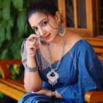 Alphy Panjikaran Instagram - Attitude is a little thing that makes a big difference 🖤💙 @ann_digital_media_concepts_ 📸 @chakitha_designs 👗 @an._____u #happiness #picoftheday #attitude #strong #women #love #yourlife #confidence #life #instagram #artist #instagood #success #stayhappy #cool #explore #reels #trending #saree