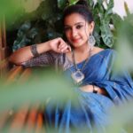 Alphy Panjikaran Instagram - Attitude is a little thing that makes a big difference 🖤💙 @ann_digital_media_concepts_ 📸 @chakitha_designs 👗 @an._____u #happiness #picoftheday #attitude #strong #women #love #yourlife #confidence #life #instagram #artist #instagood #success #stayhappy #cool #explore #reels #trending #saree