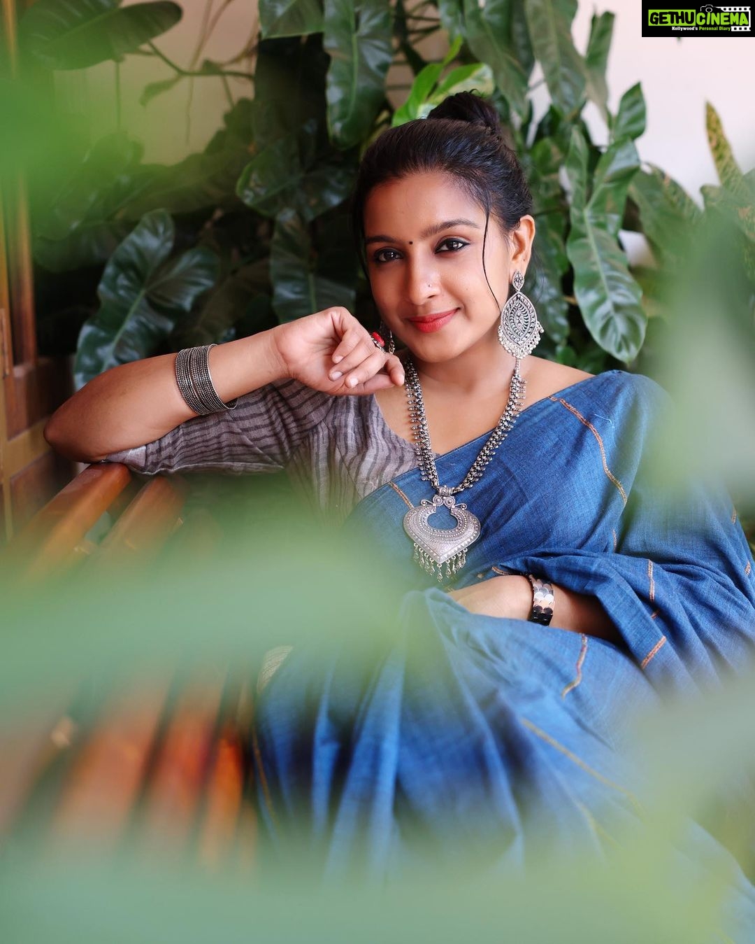 Alphy Panjikaran Instagram - Attitude is a little thing that makes a big difference 🖤💙 @ann_digital_media_concepts_ 📸 @chakitha_designs 👗 @an._____u #happiness #picoftheday #attitude #strong #women #love #yourlife #confidence #life #instagram #artist #instagood #success #stayhappy #cool #explore #reels #trending #saree