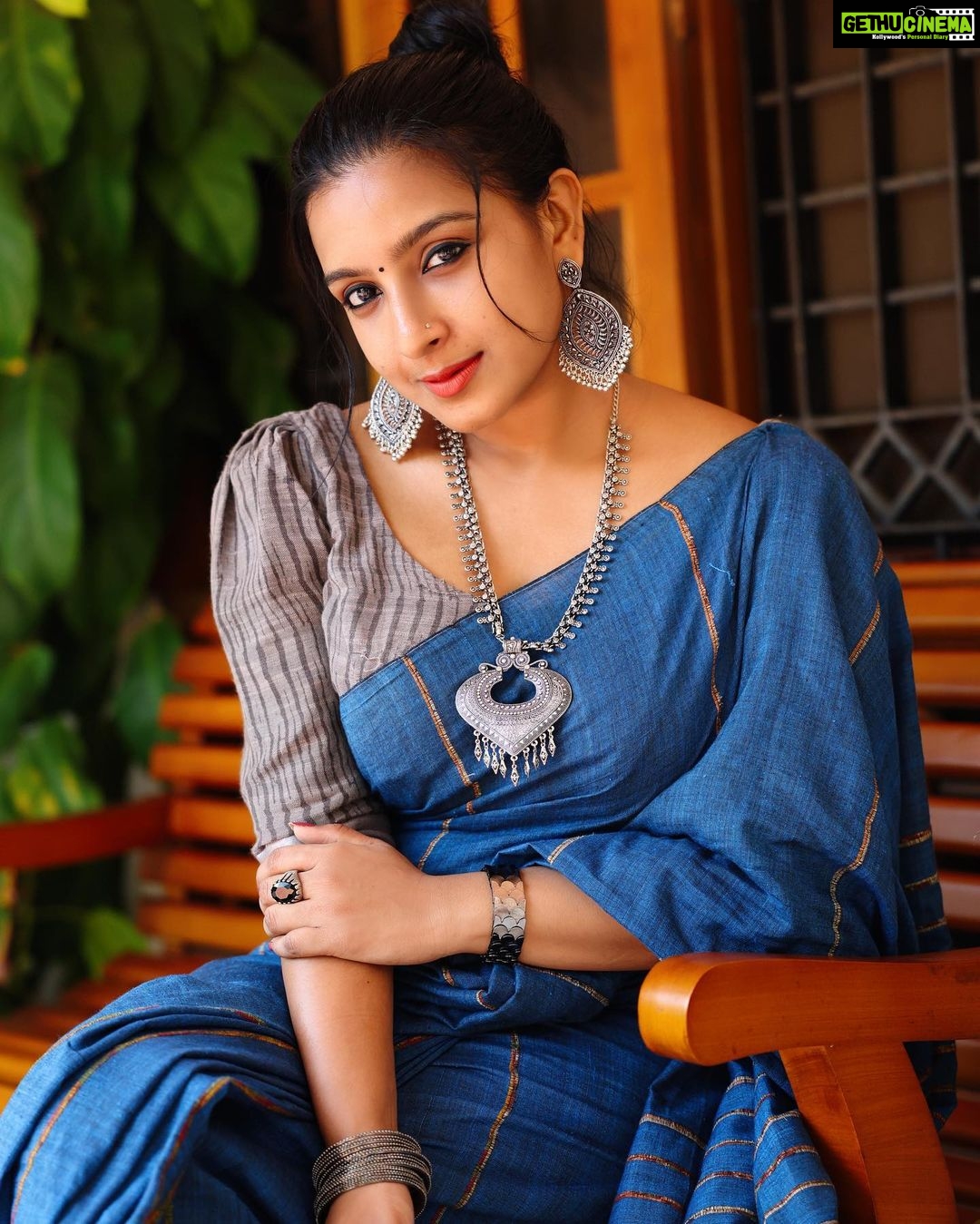 Alphy Panjikaran Instagram - Attitude is a little thing that makes a big difference 🖤💙 @ann_digital_media_concepts_ 📸 @chakitha_designs 👗 @an._____u #happiness #picoftheday #attitude #strong #women #love #yourlife #confidence #life #instagram #artist #instagood #success #stayhappy #cool #explore #reels #trending #saree