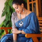 Alphy Panjikaran Instagram - Attitude is a little thing that makes a big difference 🖤💙 @ann_digital_media_concepts_ 📸 @chakitha_designs 👗 @an._____u #happiness #picoftheday #attitude #strong #women #love #yourlife #confidence #life #instagram #artist #instagood #success #stayhappy #cool #explore #reels #trending #saree