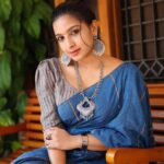 Alphy Panjikaran Instagram - Attitude is a little thing that makes a big difference 🖤💙 @ann_digital_media_concepts_ 📸 @chakitha_designs 👗 @an._____u #happiness #picoftheday #attitude #strong #women #love #yourlife #confidence #life #instagram #artist #instagood #success #stayhappy #cool #explore #reels #trending #saree