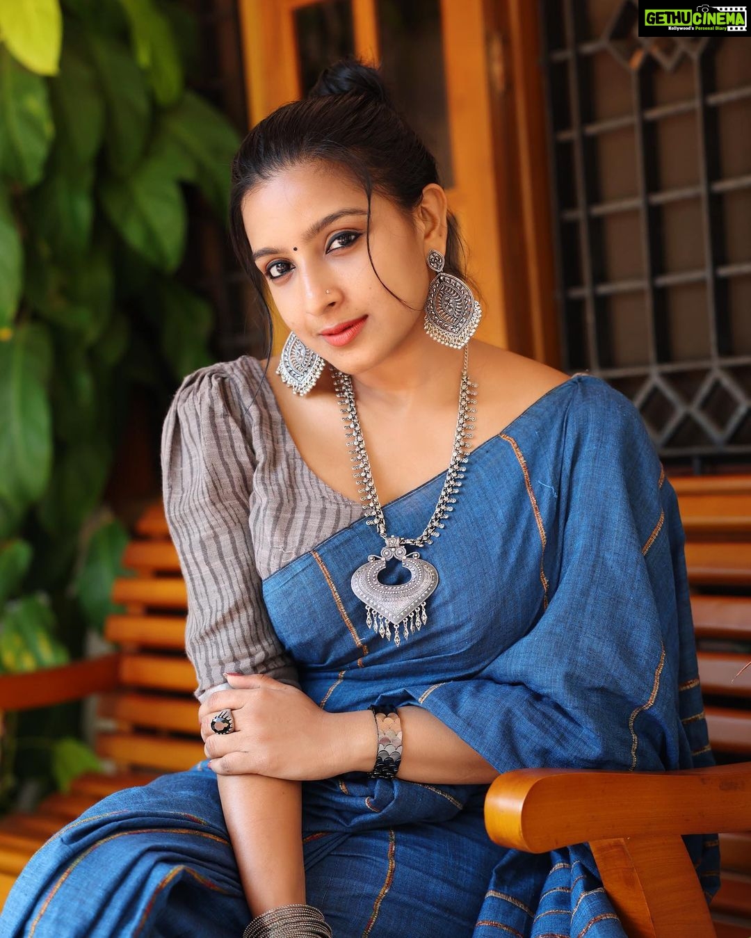 Alphy Panjikaran Instagram - Attitude is a little thing that makes a big difference 🖤💙 @ann_digital_media_concepts_ 📸 @chakitha_designs 👗 @an._____u #happiness #picoftheday #attitude #strong #women #love #yourlife #confidence #life #instagram #artist #instagood #success #stayhappy #cool #explore #reels #trending #saree