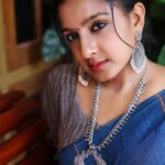 Alphy Panjikaran Instagram - Attitude is a little thing that makes a big difference 🖤💙 @ann_digital_media_concepts_ 📸 @chakitha_designs 👗 @an._____u #happiness #picoftheday #attitude #strong #women #love #yourlife #confidence #life #instagram #artist #instagood #success #stayhappy #cool #explore #reels #trending #saree