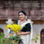 Alphy Panjikaran Instagram - എല്ലാവർക്കും ഹൃദയം നിറഞ്ഞ വിഷു ആശംസകൾ ❤️🌼 Happy Vishu🌼🥳 Mua: @makeover_by_suresh_krishna PC: @3leaf_photography Costume: @ar_handlooms_kuthampully #vishu #happy #saturday #festival #picoftheday