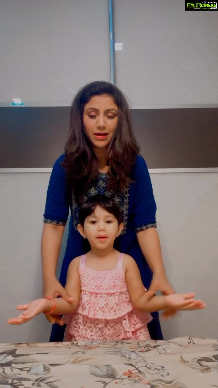 Alya Manasa Instagram - Omg she is confidently starting the steps befor I start 😍🥰She is impressing me everyday