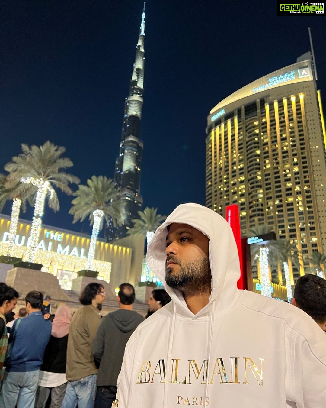 Alya Manasa Instagram - A very happy new year 2023 to each & everyone from @sanjeev_karthick @alya_manasa @touronholidays Burj Khalifa