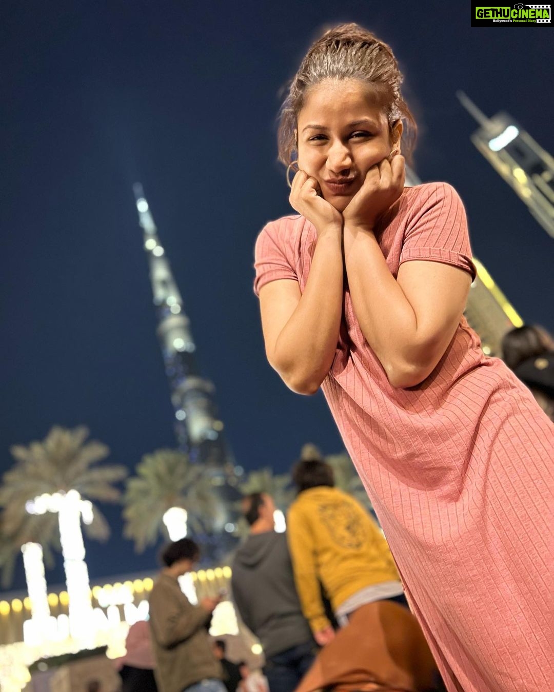 Alya Manasa Instagram - Happy new year 2023 to each & everyone from @alya_manasa @sanjeev_karthick @touronholidays Burj Khalifa