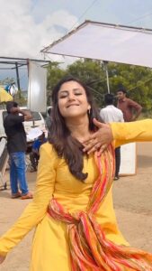 Alya Manasa Instagram - Fun-max grooving to #UchimalaiReels for #SaregamaOriginals #UchimalaiKaathavaraayan, @saregamatamil ! 💥🥳 An @anivee13 Musical! @bereadyfilms @donglijumbo @iashnazaveri @makapa_anand @rjvijayofficial @iamsandy_off @santhoshkrishna22 @jassie_gift