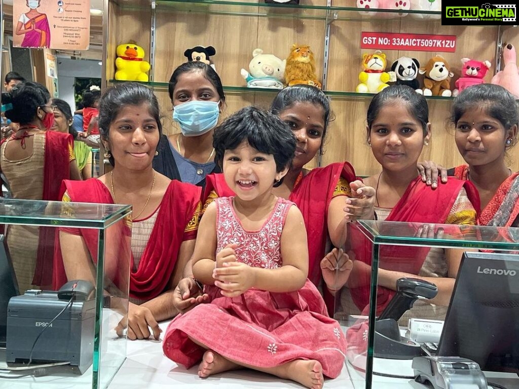 Alya Manasa Instagram - Aila’s fans moment at a shop 😍😍😍 love you all 🤩🤩