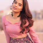 Amritha Aiyer Instagram - 🌷 . 📸- @arunkummar_portraits Makeup - @dpbridalmakeover Costume - @stitchhousesalem
