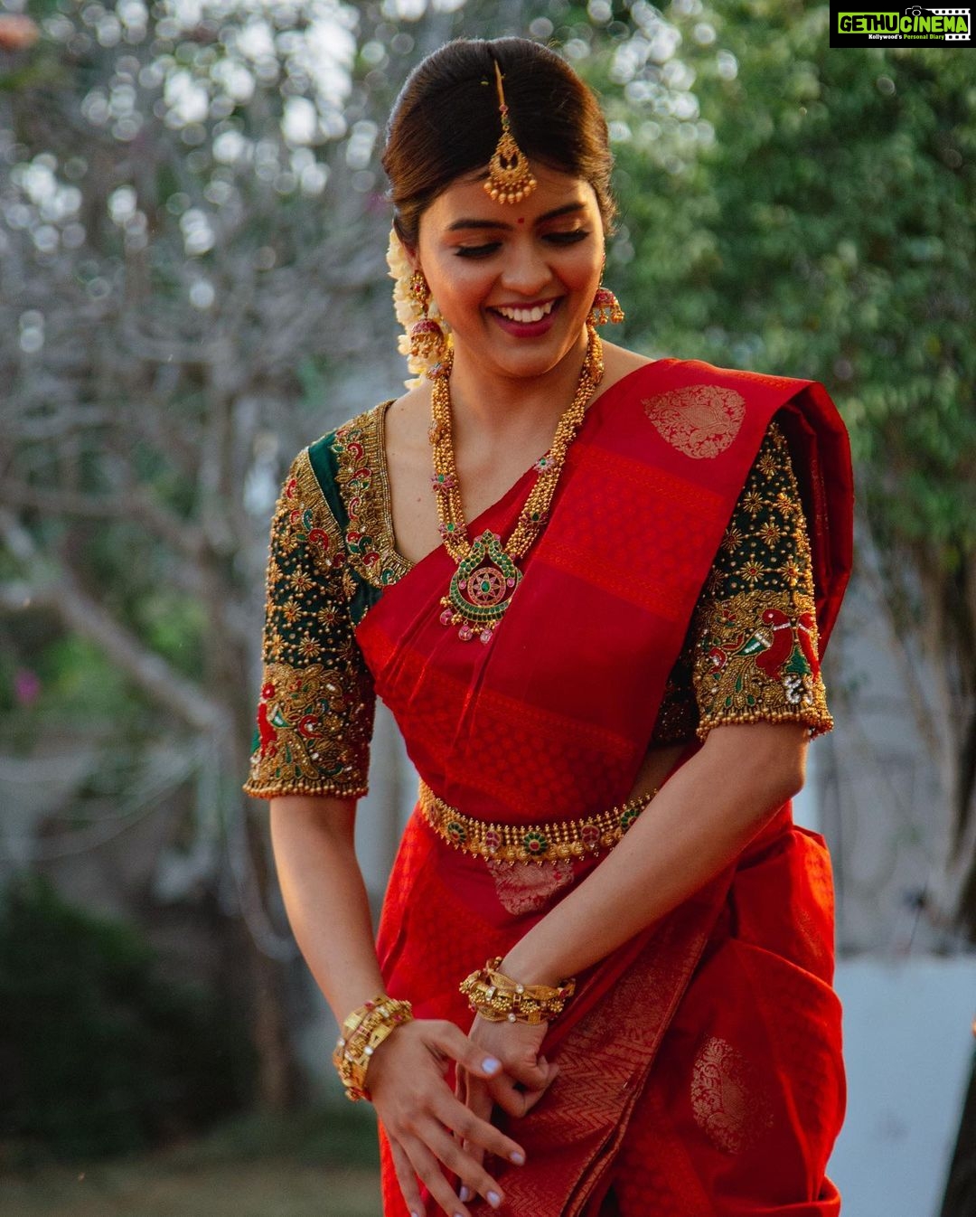 Amritha Aiyer - 274.3K Likes - No no it’s not my marriage pictures!! 😄
Throwback #vanakamdamapla 🎥