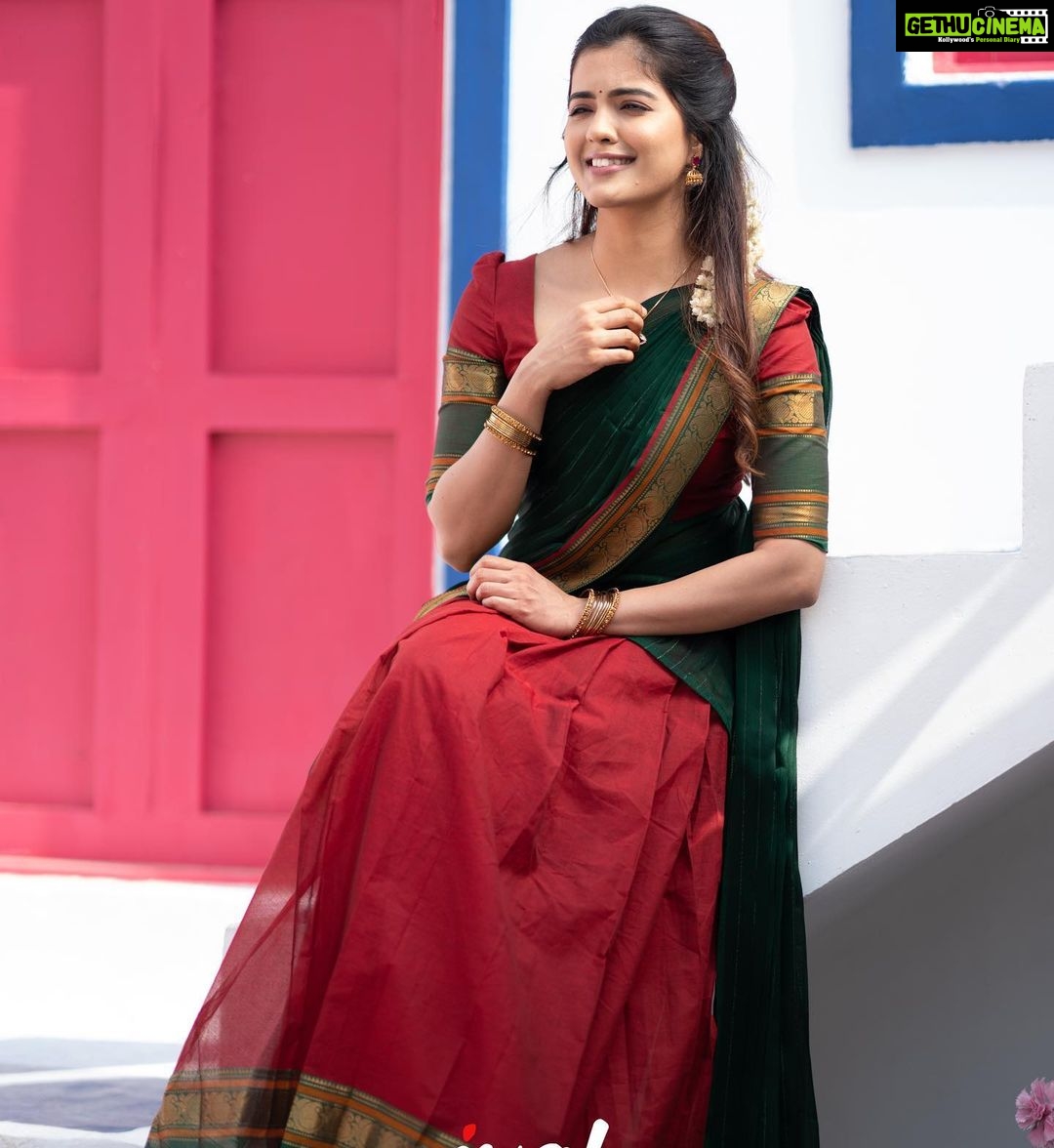Amritha Aiyer - 288.7K Likes - Yelarigu Ugadi Habbha dha Shubasheyagalu 🪷🪷
Andiriki Ugadi Shubakanshalu 🌹🪷
.
Outfit - @ivalinmabia
📸 - @p2click.in
Makeup & Hair - @pavihairandmakeup