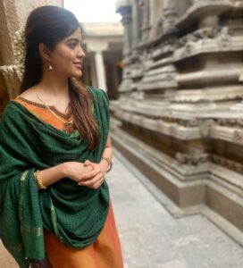Amritha Aiyer Instagram - Fridays Vibes 🙏🏻🌼