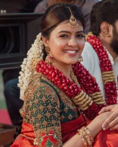 Amritha Aiyer Instagram - No no it’s not my marriage pictures!! 😄 Throwback #vanakamdamapla 🎥
