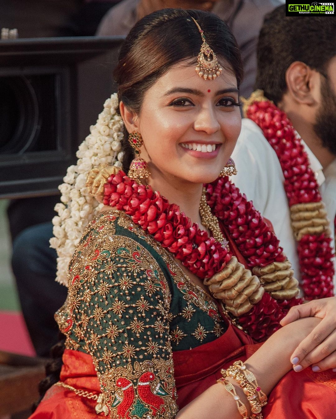 Amritha Aiyer - 274.3K Likes - No no it’s not my marriage pictures!! 😄
Throwback #vanakamdamapla 🎥