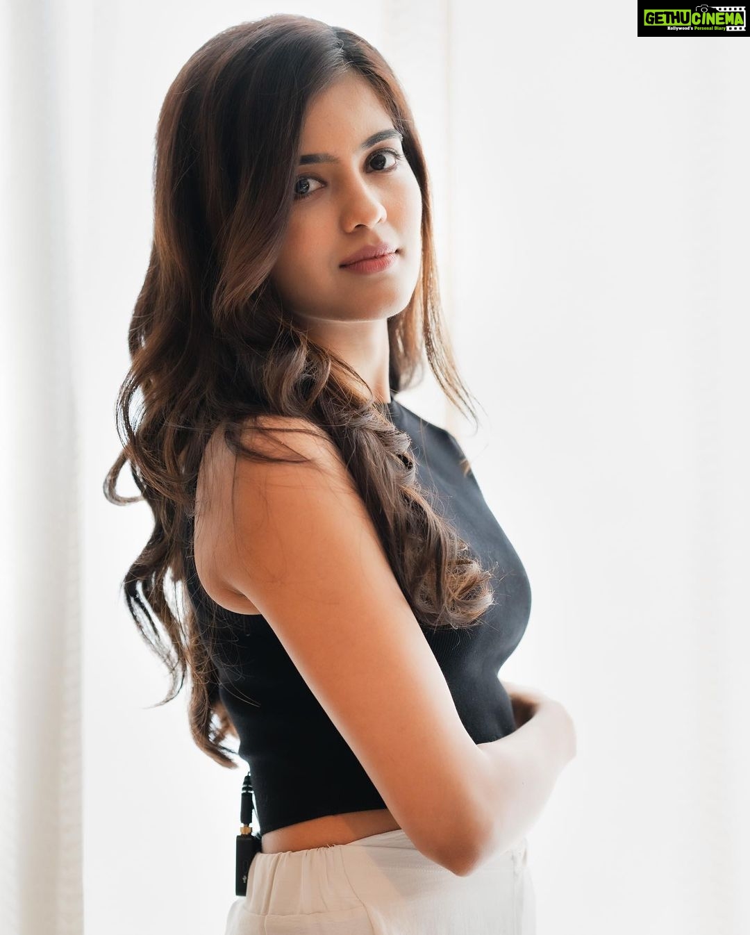 Amritha Aiyer - 297.6K Likes - To avoid disappointment expect nothing from nobody.
📸 - @ashokmak_photography
Makeup - @artistrybyshanu
Hair - @puii_c_ammy