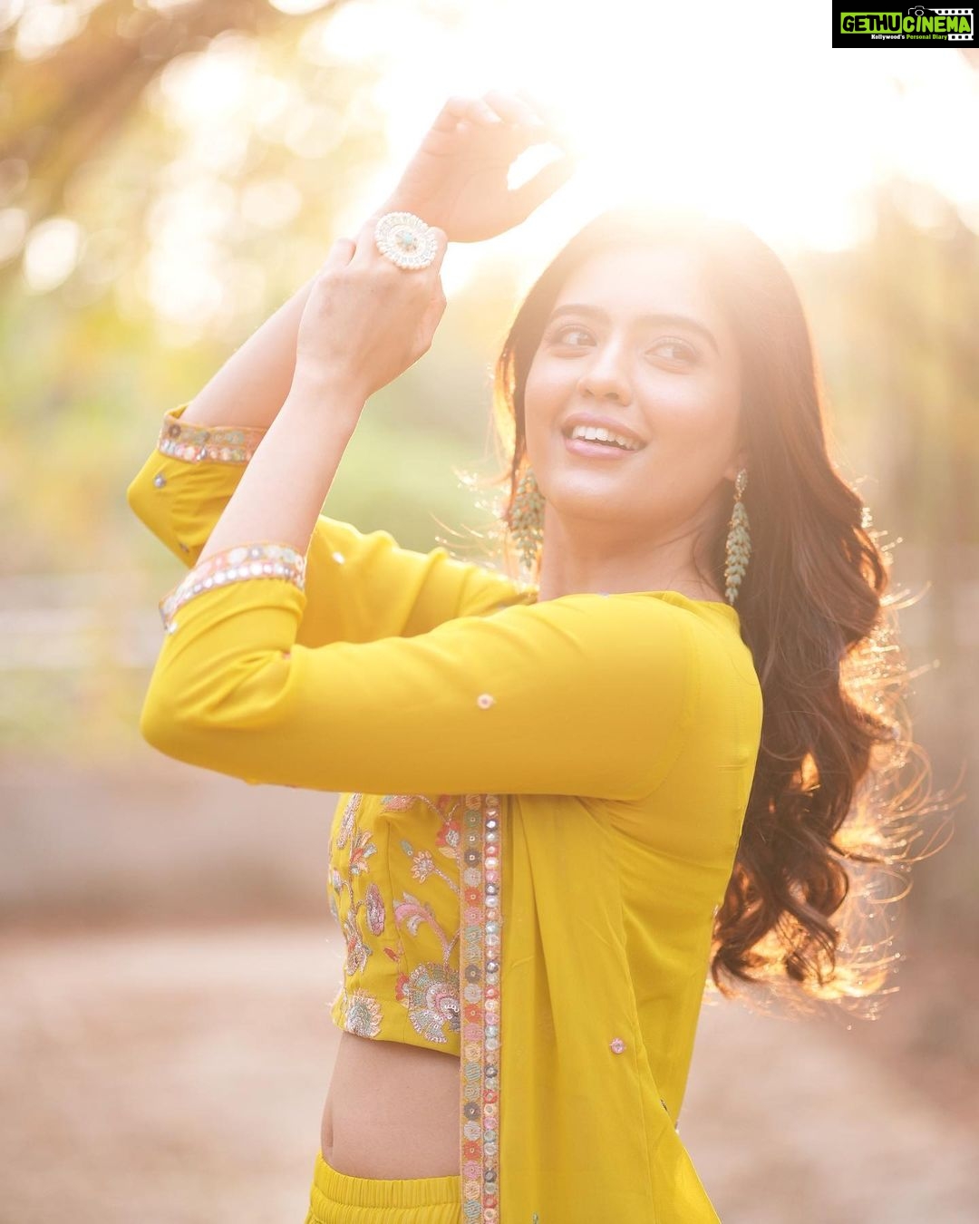 Amritha Aiyer - 298K Likes - Take time to do what makes your soul Happy 🥰
.
📸- @arunkummar_portraits
Makeup - @dpbridalmakeover
Costume - @stitchhousesalem