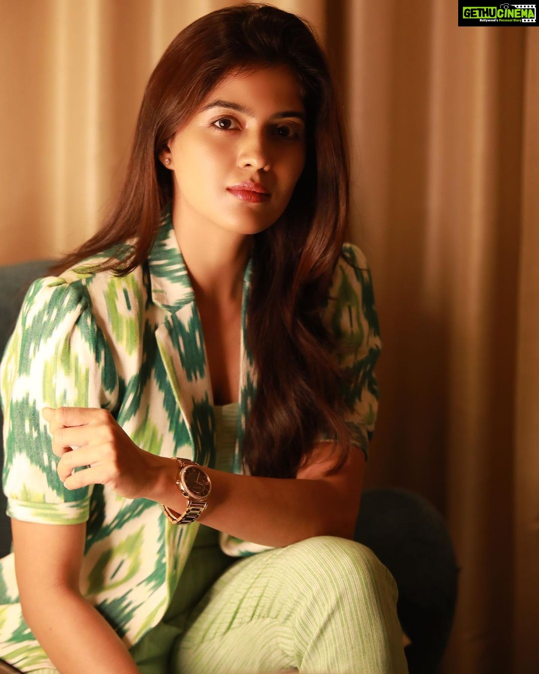 Amritha Aiyer Instagram - When things change inside you , things change around you . . Outfit - @naomibyneehabhumana Styled by - @lankasanthoshi 📸 - @thescienceofphoto