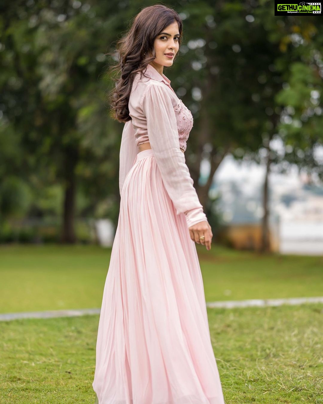 Amritha Aiyer Instagram - 🌸 . Styled by - @lankasanthoshi 👗 - @labelnikkiej 📸 - @varahalamurthy Jewellery - @pandoras_art_jewellery Makeup- @makeupbyradhikadave Hair- @makeup_by_syedaa