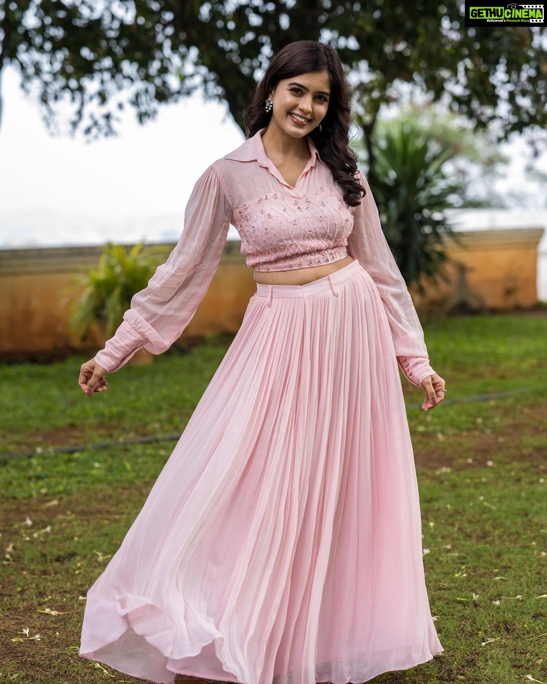 Amritha Aiyer Instagram - 🌸 . Styled by - @lankasanthoshi 👗 - @labelnikkiej 📸 - @varahalamurthy Jewellery - @pandoras_art_jewellery Makeup- @makeupbyradhikadave Hair- @makeup_by_syedaa