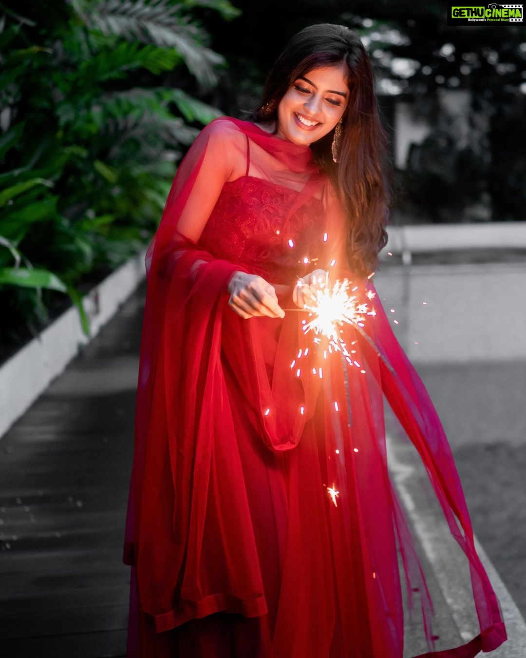 Amritha Aiyer Instagram - Happy Diwali everyone!!๐ช๐ชLetโs celebrate the festival by spreading joy, happiness and light up the world for others! Have a safe and happy Diwali!! #lightsfestival ๐ธ - @deepak_vijay_photography ๐ - @labelswarupa