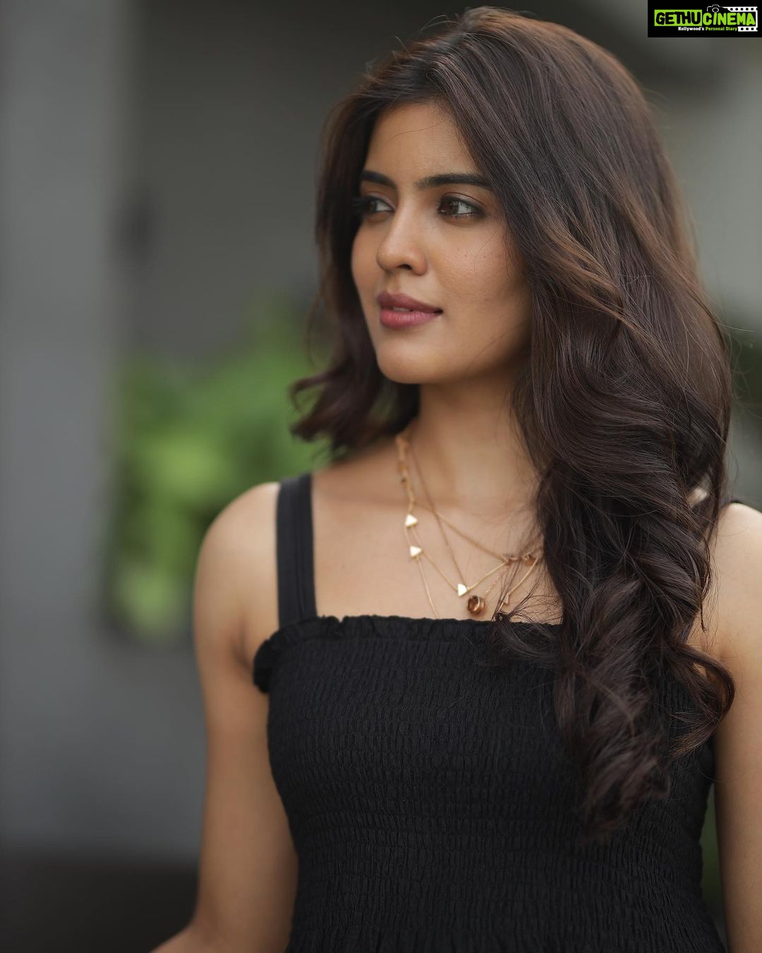Amritha Aiyer - 326.1K Likes - 🖤
.
M&H - @artistrybyshanu
📸 - @raghul_raghupathy