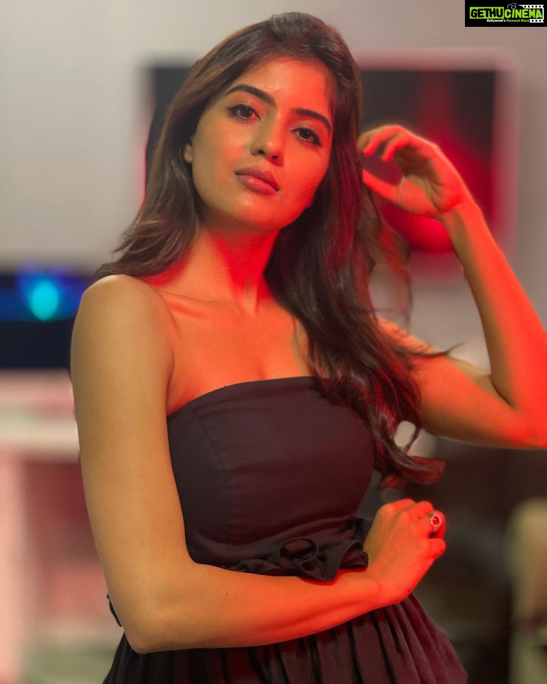 Amritha Aiyer Instagram - Sometimes When your phone clicks happened to come out well 👻 . Styled - @lankasanthoshi Outfit - @naomibyneehabhumana