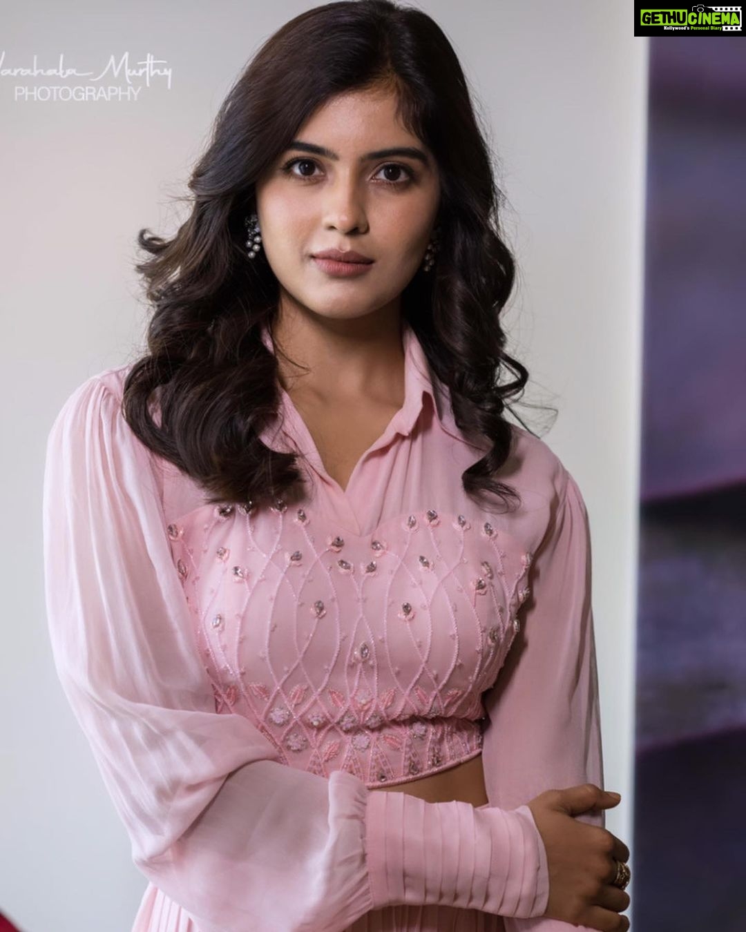 Amritha Aiyer Instagram - 🌸 . Styled by - @lankasanthoshi 👗 - @labelnikkiej 📸 - @varahalamurthy Jewellery - @pandoras_art_jewellery Makeup- @makeupbyradhikadave Hair- @makeup_by_syedaa
