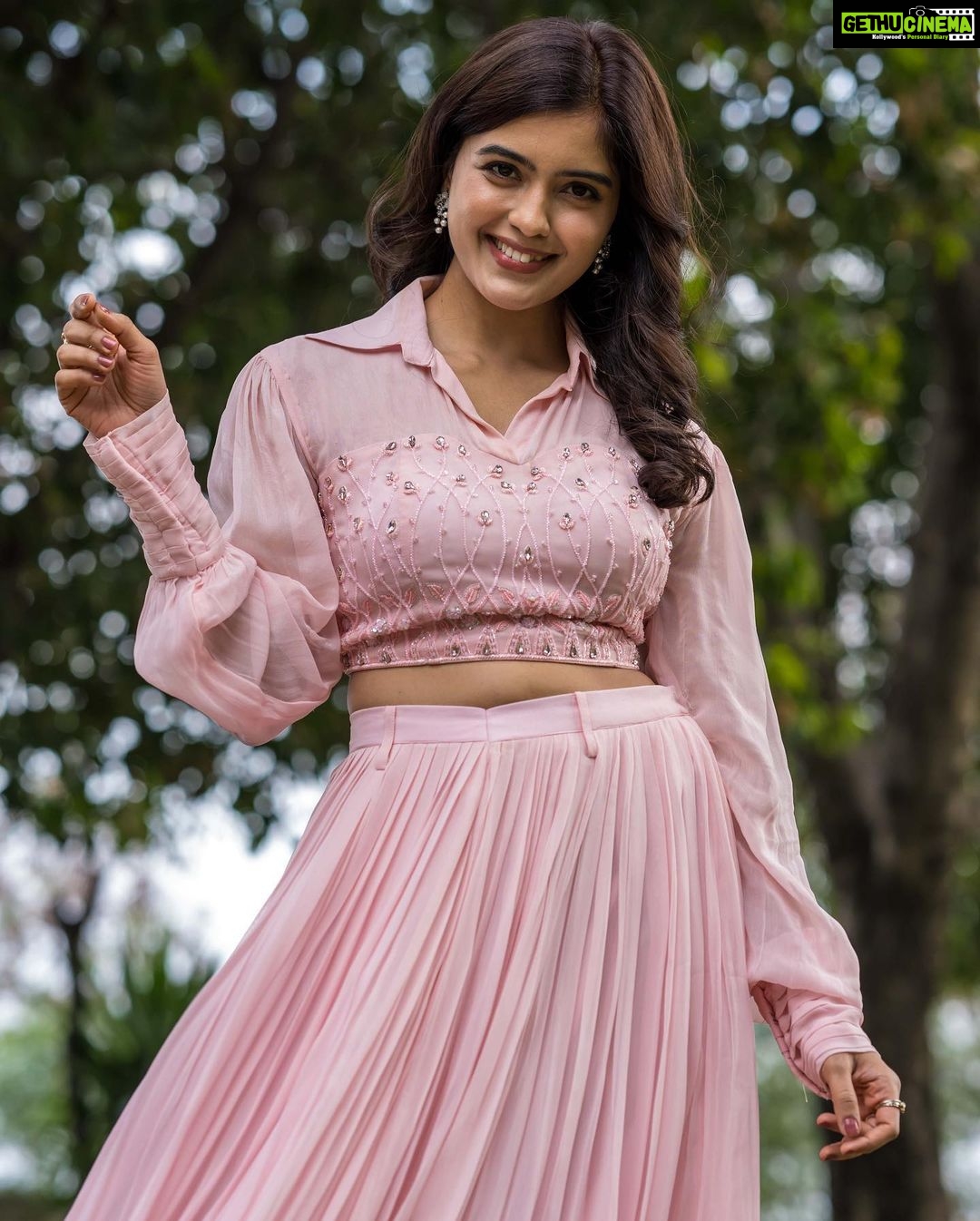 Amritha Aiyer Instagram - 🌸 . Styled by - @lankasanthoshi 👗 - @labelnikkiej 📸 - @varahalamurthy Jewellery - @pandoras_art_jewellery Makeup- @makeupbyradhikadave Hair- @makeup_by_syedaa