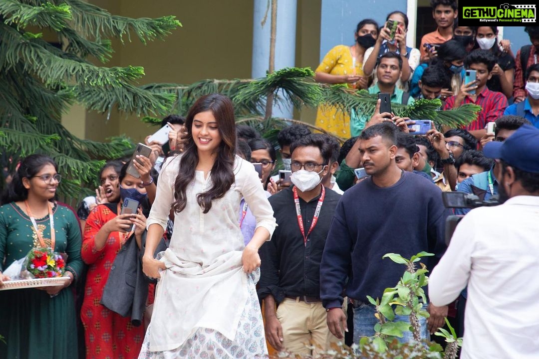 Amritha Aiyer Instagram - Thank you so much for the love Malla Reddy Engineering college ❤️ #kapadevarapadeva Song Launch 👉🏻youtu.be/RGO1knazA0E #ArjunaPhalguna @matineeents @sreevishnu29 @teja_marni @garikipatichaitanya @priyadarshan_09 @mahesh_achanta @rajkumarkasireddy2 @adityamusicindia @jagadeeshcheekati